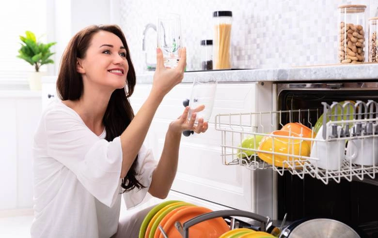 Jak używać soli do zmywarki i ile jej wsypać